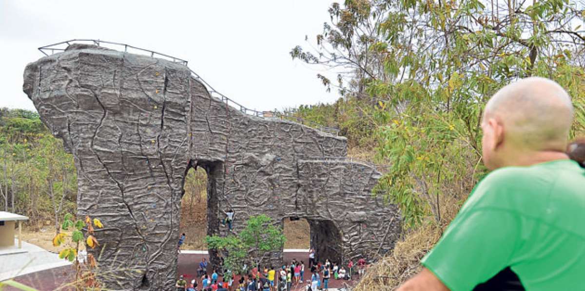 Los j&oacute;venes mostraron mayor habilidad que los adultos escalando el roc&oacute;dromo en el Parque Samanes. Foto: William Orellana / El Tel&eacute;grafo