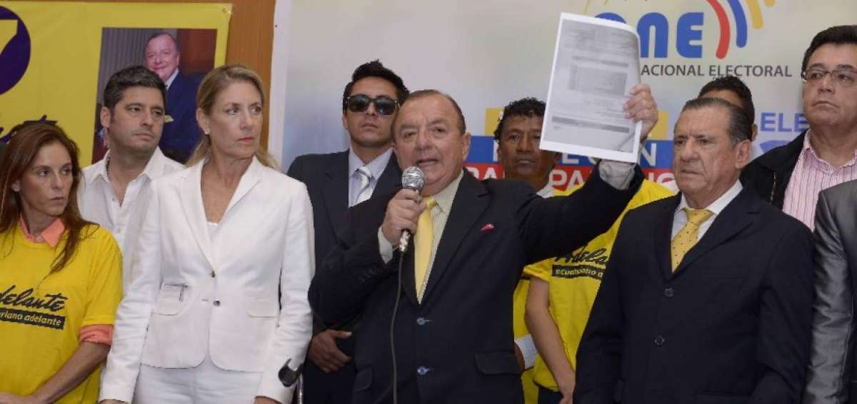 &Aacute;lvaro Noboa dice que alcanz&oacute; el n&uacute;mero de firmas para su partido