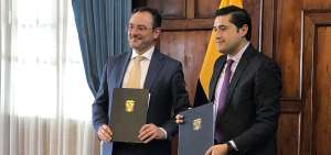 Federico Bonaglia, director adjunto de la OCDE, junto al ministro de Econom&iacute;a y Finanzas, Richard Mart&iacute;nez, tras la firma del acuerdo de la OCDE con el gobierno ecuatoriano.
