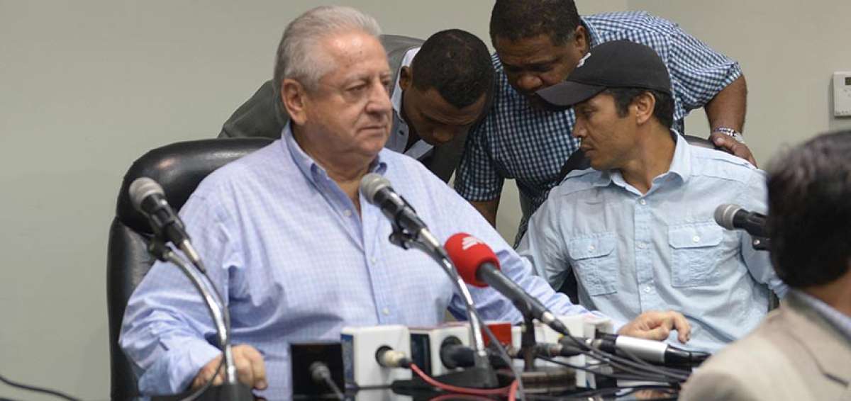 Iv&aacute;n Hurtado (atr&aacute;s a la izquierda) y Jorge Guzm&aacute;n (atr&aacute;s a la derecha) dialogan durante una rueda de prensa que dieron el 24 de julio de 2014. Tambi&eacute;n participaron Luis Chiriboga (izq.), extitular de la FEF y Edwin Tenorio (der.).