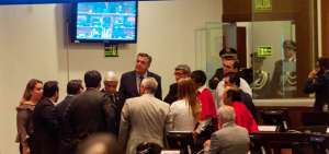 Integrantes de la bancada de CREO dialogan minutos antes de la instalaci&oacute;n del pleno de la Asamblea.