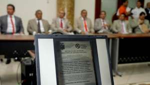 Una placa que deja constancia de las disculpas p&uacute;blicas fue instalada en la sede de la Armada en Guayaquil. Foto: Agencia Andes.