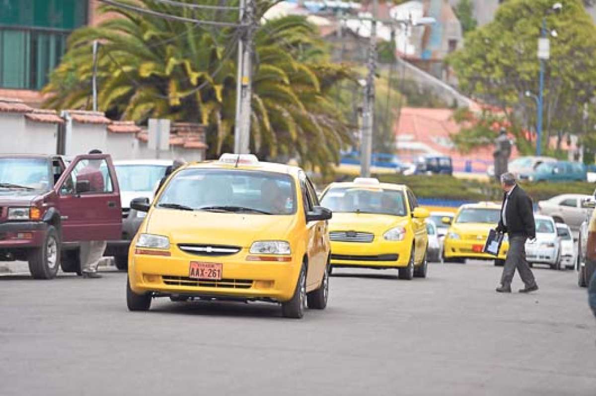 Actualmente en Cuenca circulan alrededor de 3.700 unidades de taxis legalmente constituidas. El precio m&iacute;nimo por puesto es de $ 25.000. Foto: Jos&eacute; Luis Llivisaca.