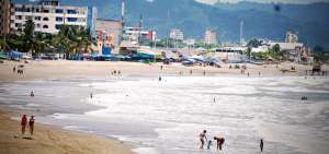 Los gremios de turismo y comerciantes esperan que los temblores no bajen el n&uacute;mero de visitantes en los balnearios esmeralde&ntilde;os.