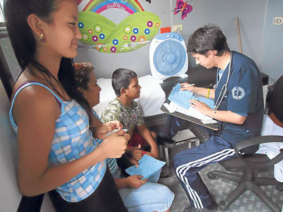 Habitantes de diversos sectores de La Troncal fueron atendidos durante la semana pasada. Foto: Cortes&iacute;a/ Prefectura del Ca&ntilde;ar