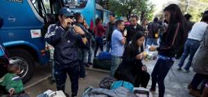 Ciudadanos venezolanos en los exteriores de la embajada, al norte de Quito. 