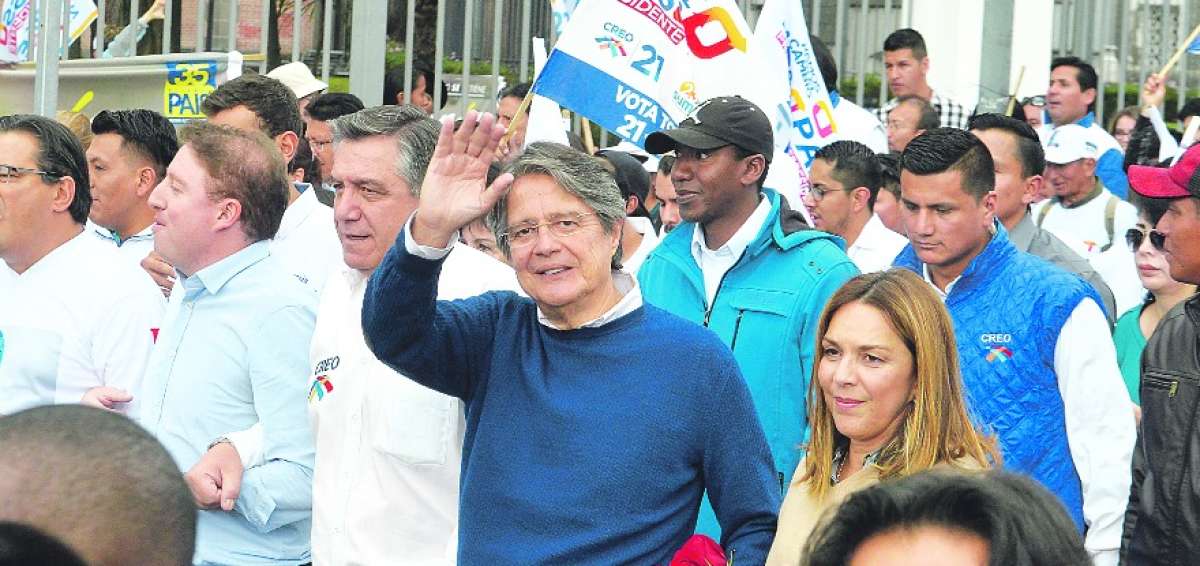 El candidato Guillermo Lasso recorri&oacute; ayer Quito. El aspirante de CREO ha insistido en el debate.