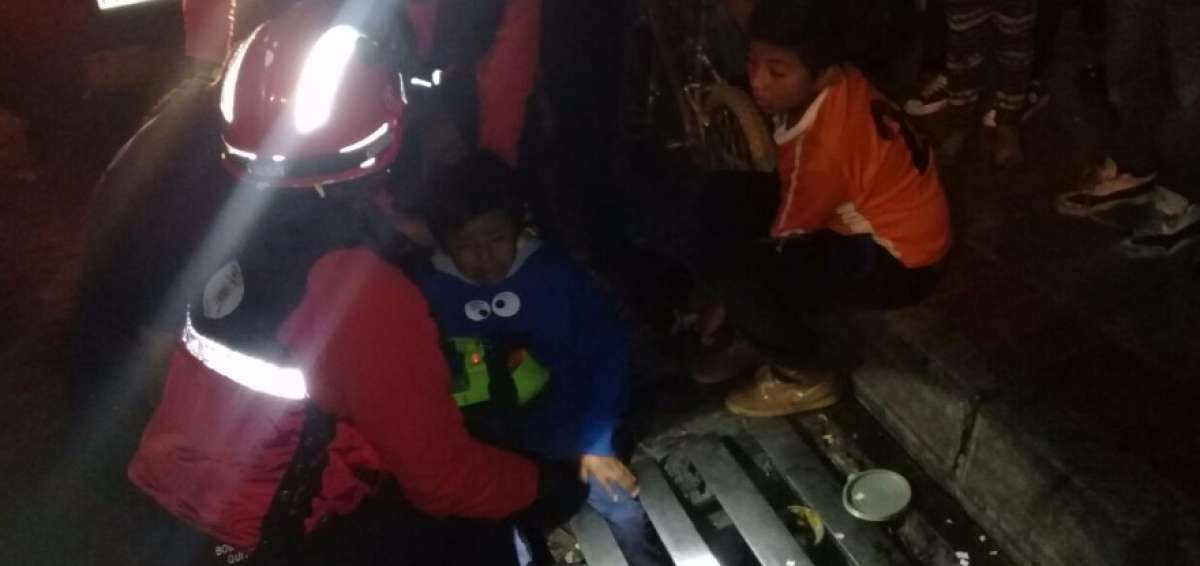 Cuerpo de Bomberos rescata a un ni&ntilde;o atrapado en el sector La Mar&iacute;n