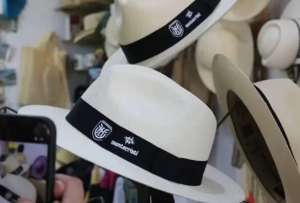 El sombrero de paja toquilla tiene origen ecuatoriano y sus tejidos m&aacute;s finos se producen en Montecristi.