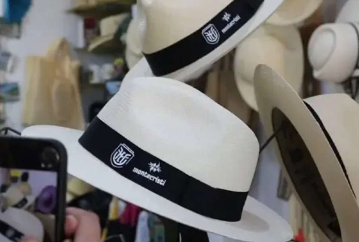 El sombrero de paja toquilla tiene origen ecuatoriano y sus tejidos m&aacute;s finos se producen en Montecristi.