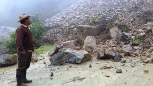 La lluvia que cay&oacute; el fin de semana provoc&oacute; el derrumbe que cubri&oacute; la angosta v&iacute;a. Foto: Cortes&iacute;a