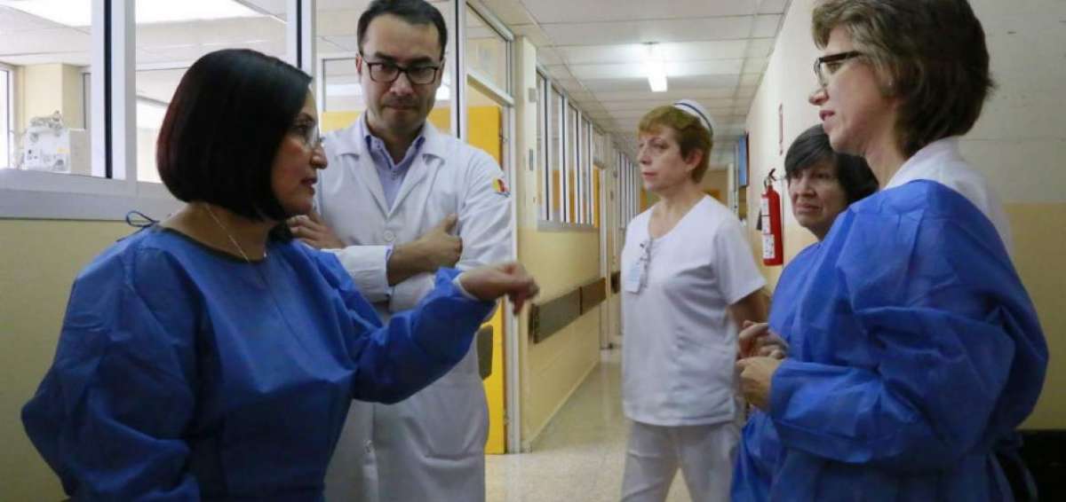 La ministra de Salud, Margarita Guevara (izq.), realiz&oacute; este mi&eacute;rcoles un recorrido por las instalaciones del Hospital Vaca Ortiz y visit&oacute; a la primera joven trasplantada en ese lugar. 