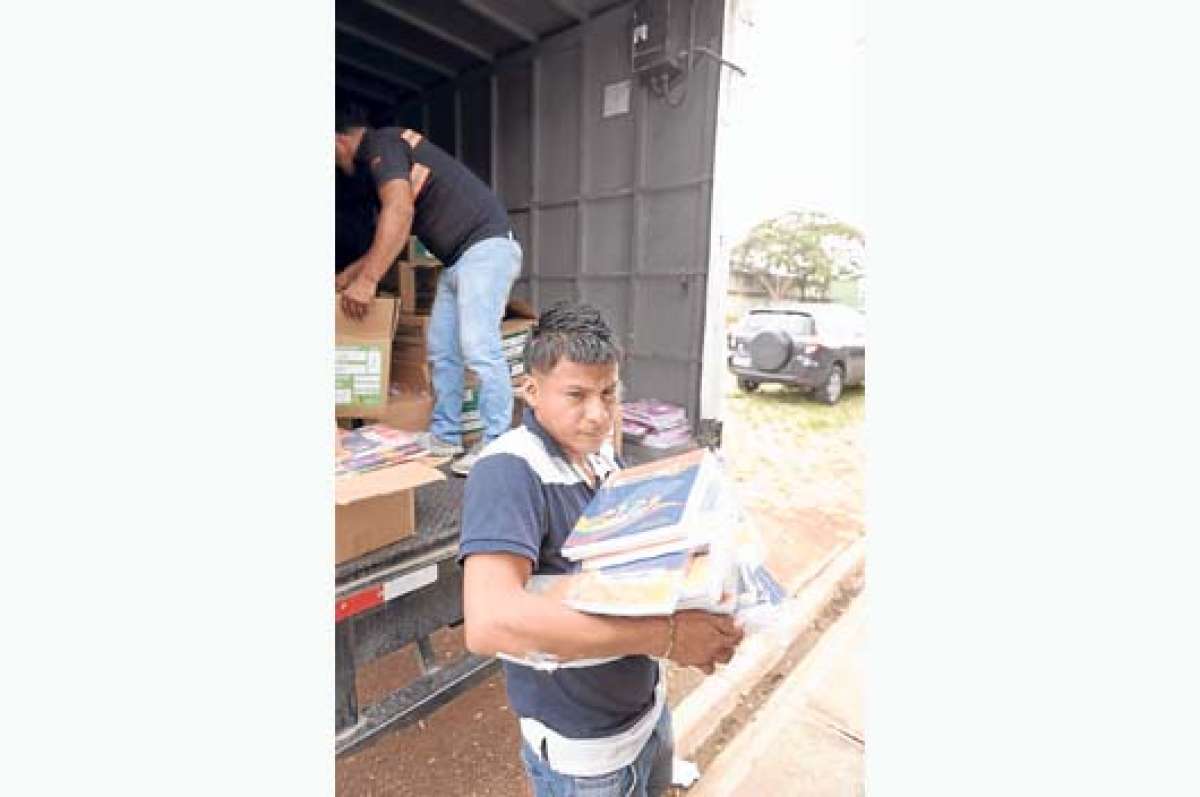 La distribuci&oacute;n de los libros contin&uacute;a en los diferentes establecimientos de la Costa. Foto: Karly Torres.