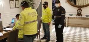 La Fiscal&iacute;a y Polic&iacute;a realizaron un operativo esta madrugada en un hotel v&iacute;a a Samborond&oacute;n, donde fueron detenidas dos personas.