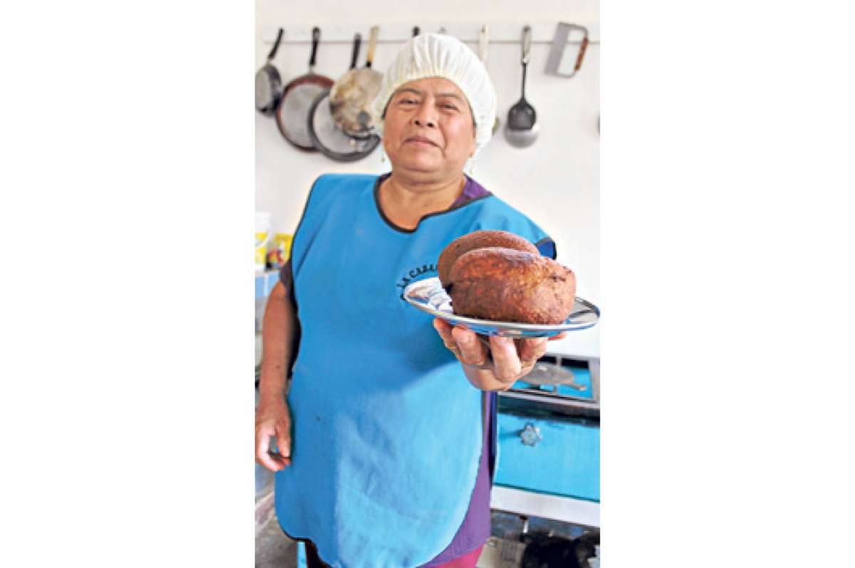 Leyda G&oacute;mez lleva m&aacute;s de 15 a&ntilde;os en la elaboraci&oacute;n de corviches. Al inicio solo los preparaba con pescado, luego innov&oacute; con camar&oacute;n y calamar. Foto: Mario Rodr&iacute;guez / El Tel&eacute;grafo