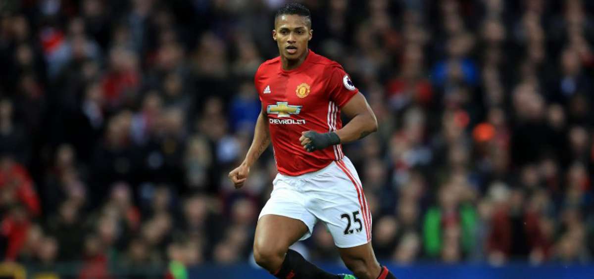 &rarr;El defensor ecuatoriano Antonio Valencia (der.) durante un partido del Manchester United contra el Liverpool, por la Premier League. 