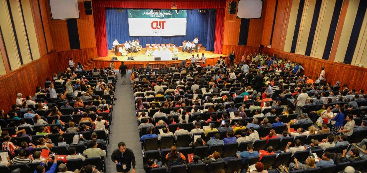 Foro de la Central Unitaria de Trabajadores (CUT) realizado en noviembre de 2014 en Guayaquil; esta instituci&oacute;n gremial aglutina a obreros del sector p&uacute;blico y es una de las organizaciones de la sociedad civil reconocidas.