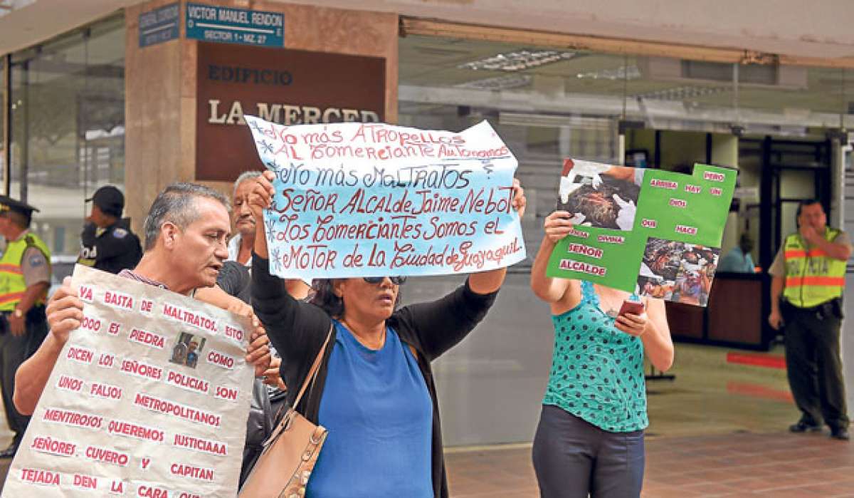 Comerciantes ambulantes rechazaron con pancartas a la Polic&iacute;a Metropolitana. Marco Cuvero V&eacute;lez se fue apresurado en una camioneta del Cabildo. Foto: Eduardo Escobar / El Tel&eacute;grafo