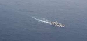 Un barco de la flota pesquera china navega a 400 kil&oacute;metros de las Islas Gal&aacute;pagos