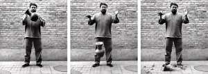 Dejando caer una vasija de la dinast&iacute;a Han (Dropping a Han Dynasty Urn), 1995. Obra del artista chino Ai Weiwei realizada en tres impresiones a la gelatina de plata, 148 x 121 cm cada una.  