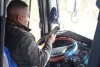 Carchi: Conductor de bus es captado conduciendo y hablando por celular