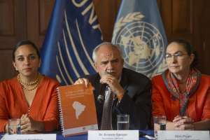 Gabriela Rivadeneira (izq), presidenta de la Asamblea Nacional,Ernesto Samper, secretario de Unasur y Moni Pizani, representante de ONU mujeres, participaron de esta actividad. Foto: Fernando Sandoval/ EL TEL&Eacute;GRAFO.