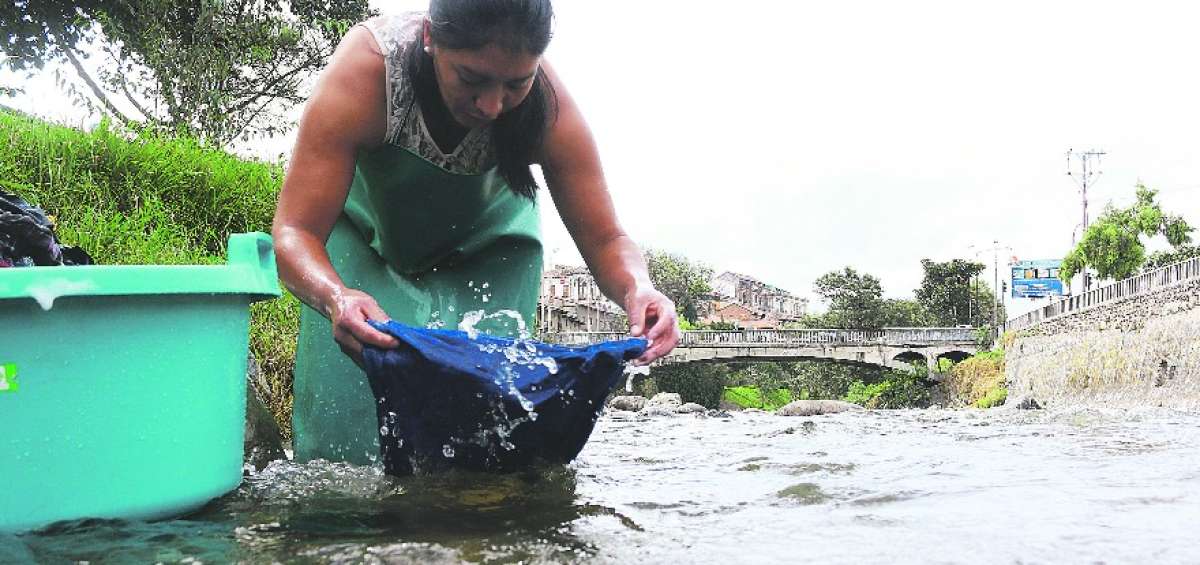 Lavanderas no dejan el emblem&aacute;tico r&iacute;o