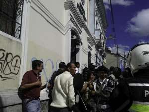 Clientes de la cooperativa se concentraron en los exteriores de la entidad, ubicada al sur de Quito. Foto: Cortes&iacute;a