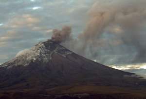 El Instituto Geofísico alertó sobre el desplazamiento de la nube en dirección Oeste, por lo que zonas de Tungurahua, Cotopaxi y Bolívar podrían registrar una leve caída de ceniza.