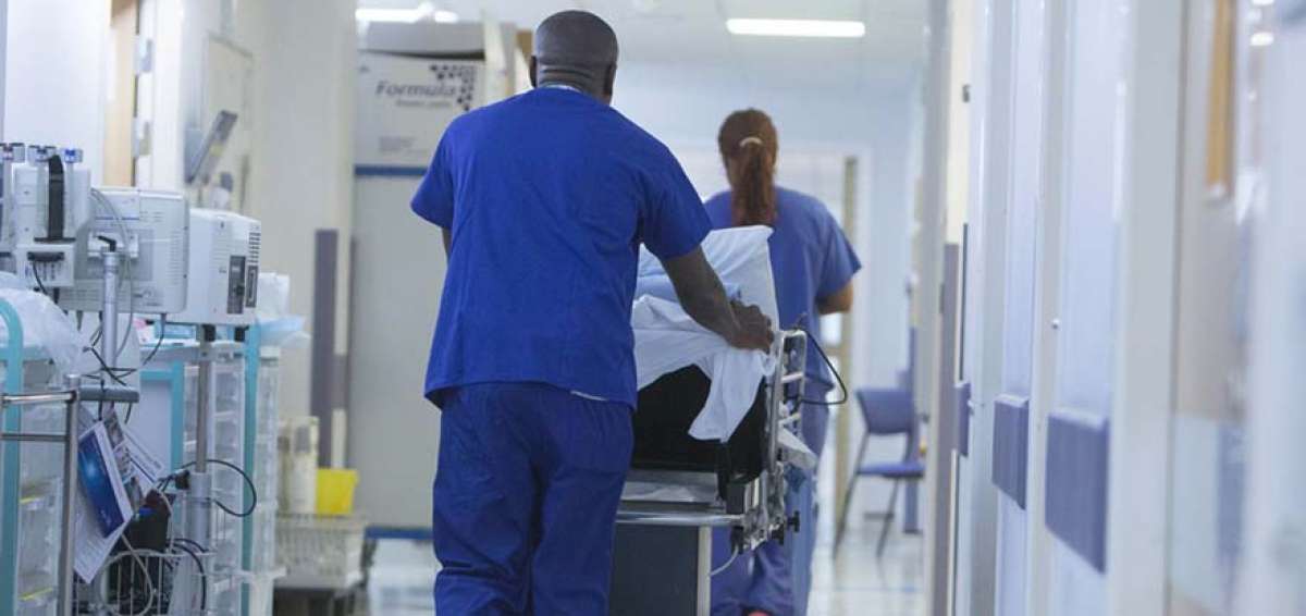 Las autoridades de los hospitales indicaron que tienen problemas para dar de alta a los pacientes fr&aacute;giles. 