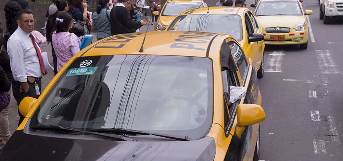 La aglomeraci&oacute;n de taxis de todo tipo afuera de los centros comerciales es una forma com&uacute;n de operar.