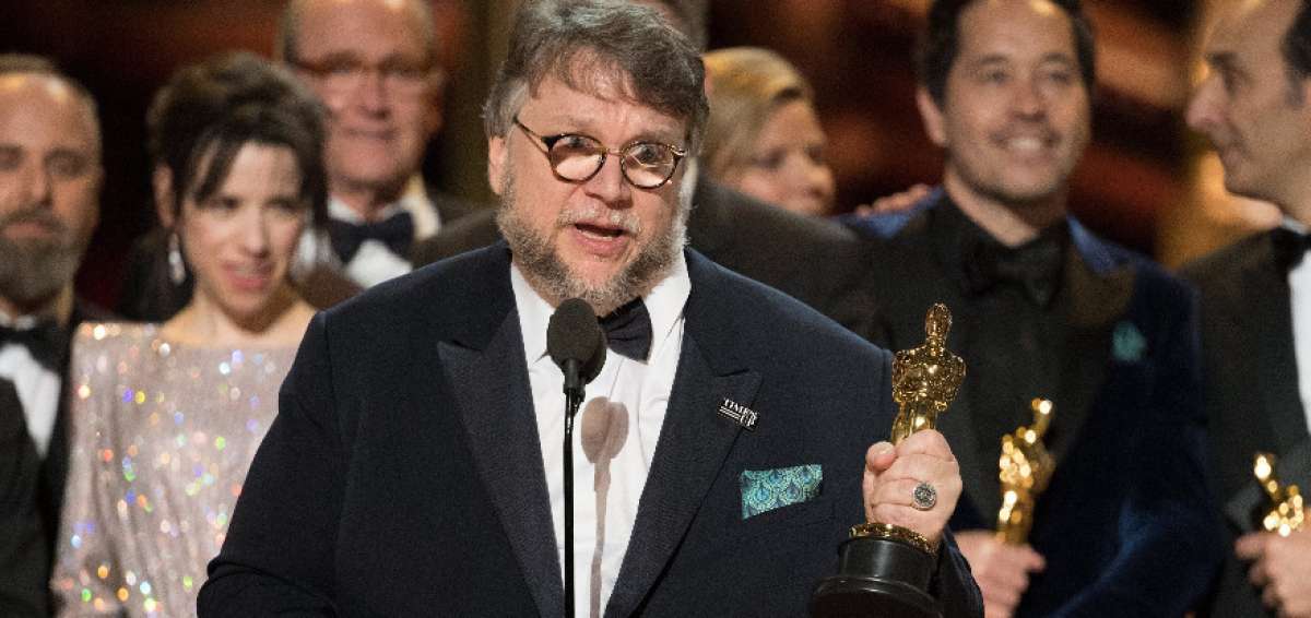  El director de cine mexicano Guillermo del Toro pronuncia un discurso tras ganar el &Oacute;scar a la mejor pel&iacute;cula por "La forma del agua" ("The Shade of Water") durante la 90 edici&oacute;n de los &Oacute;scar en el Dolby Theatre de Hollywood, California, Estados Unidos.
