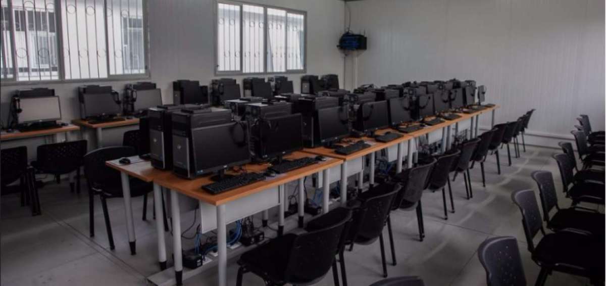 Un laboratorio de computaci&oacute;n en una de las unidades provisionales educativas en las zonas afectadas. 