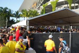 Los hinchas acudieron sin entradas al estadio