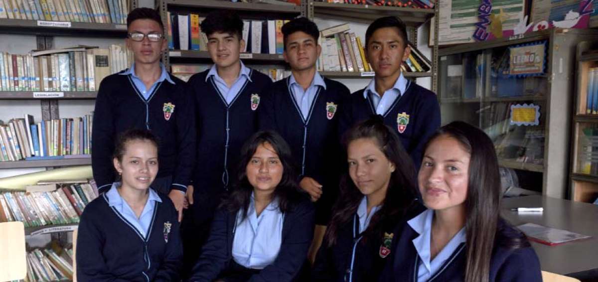Los estudiantes de la Unidad Educativa &ldquo;24 de Julio&rdquo; que elaboraron los textos de esta edici&oacute;n. Ellos forman parte del Club de Periodismo del plantel. 