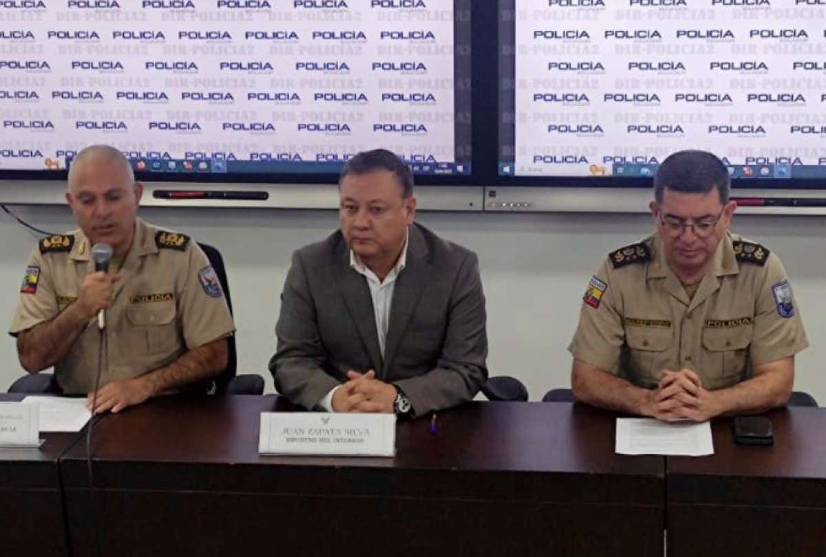 Fausto Salinas (izq), comandante de la Policía, informó sobre la seguridad de Fernando Villavicencio.
