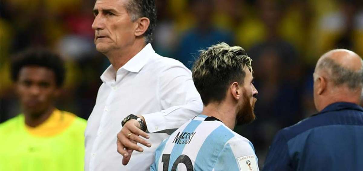 El seleccionador argentino Edgardo Bauza intenta consolar al astro del FC Barcelona, Lionel Messi, luego de la goleada 3-0 del pasado jueves ante Brasil.
