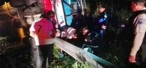 Entre las cuatro v&iacute;ctimas del accidente en Quevedo, Los R&iacute;os, est&aacute; el chofer del bus de pasajeros, quien qued&oacute; atrapado en la carrocer&iacute;a retorcida.
