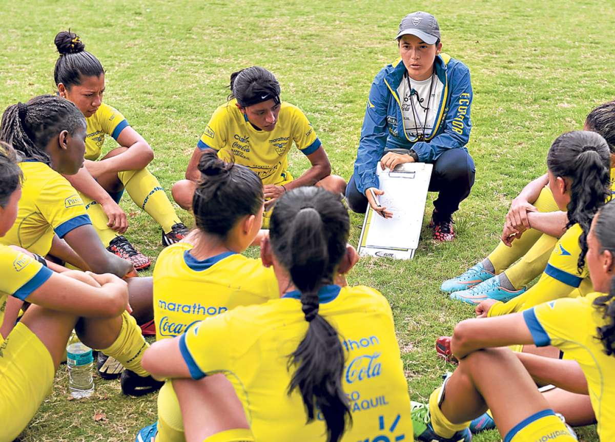 La directora t&eacute;cnica Vanessa Ar&aacute;uz se dirige a sus jugadoras luego del encuentro amistoso ante un combinado (sub-14/sub-16) del Patria en Fedenador. Foto: Miguel Castro / El Tel&eacute;grafo
