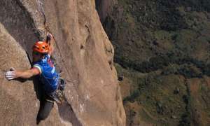 El escalador extremo Roberto Morales va marcando la senda &lsquo;Cuento de Habas&rsquo; en las paredes del Tsaranoro. 