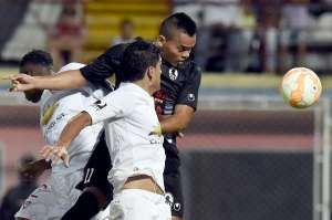 El capit&aacute;n de Liga de Quito, Norberto Araujo, ante la marca de Luis Ovalle, volante del Zamora, durante el partido la noche de ayer en la ciudad de Barinas. Foto: AFP