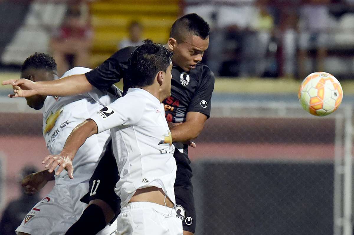 El capit&aacute;n de Liga de Quito, Norberto Araujo, ante la marca de Luis Ovalle, volante del Zamora, durante el partido la noche de ayer en la ciudad de Barinas. Foto: AFP