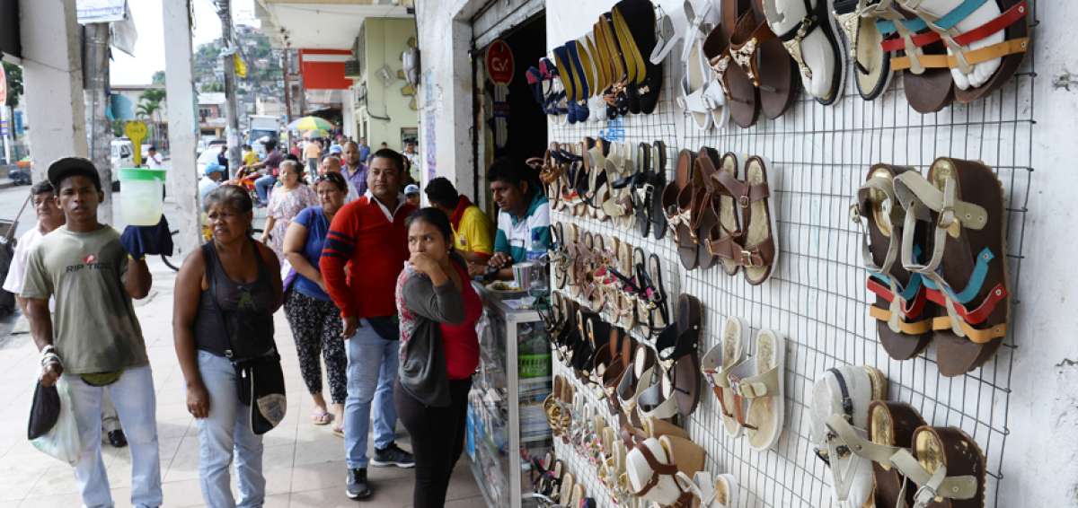 La esquina de las calles Loja y Quito es el lugar provisional que escogieron los vendedores de &lsquo;El Trencito&rsquo; para seguir trabajando.