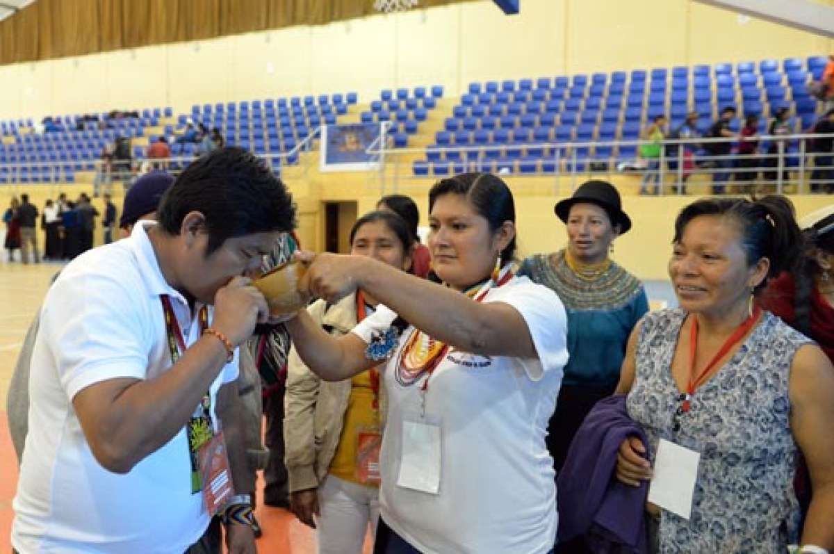 Los rituales ancestrales tambi&eacute;n fueron realizados en el congreso de la Conaie. Foto: Roberto Ch&aacute;vez |  El Tel&eacute;grafo
