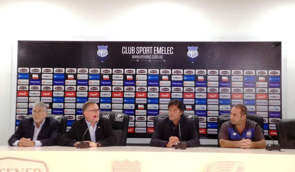 El presidente de las divisiones formativas del club "azul" fue el encargado de hacer el anuncio. Foto: H&eacute;ctor Marcillo / El Tel&eacute;grafo
