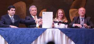 El presidente Len&iacute;n Moreno y representantes de la SIP durante la firma de la Declaraci&oacute;n de Chapultepec. 