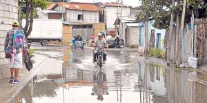 Los vecinos del bloque 5, de Basti&oacute;n Popular, tienen que esquivar los charcos para transitar por el barrio. Foto: Miguel Castro/El Tel&eacute;grafo