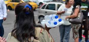 En la calle se vende una variedad de marcas de agua embotellada para el consumo humano. Algunas tienen a&ntilde;os en el mercado, otras son poco conocidas.