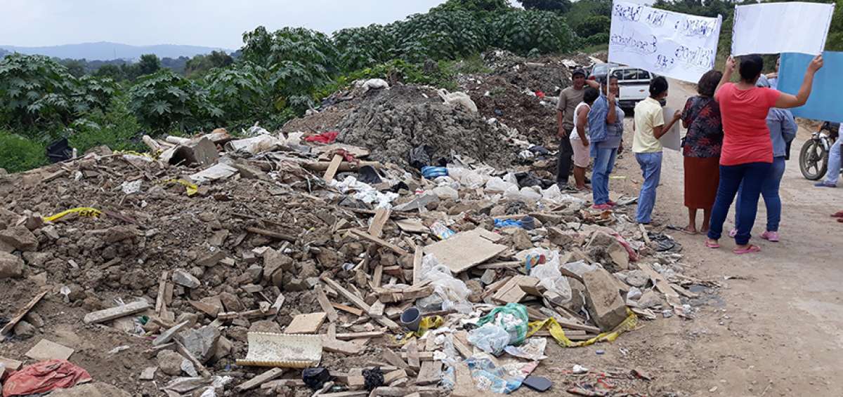 En una peatonal sin pavimentar del norte de Guayaquil, habitantes del bloque 21 de Flor de Basti&oacute;n protestaron por la presencia de desperdicios de obra.