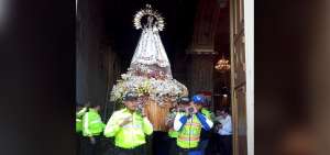 Los organismos de socorro ayudan a llevar la imagen.